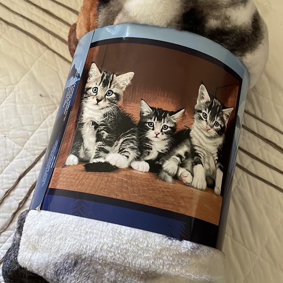 Plush throw blanket with kitten graphic - Picture 2 of 2